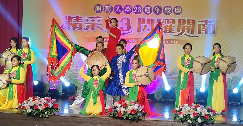 越舞社在社團指導老師藍孝勤教授表演舞蹈，社員均是觀光系越南籍新住民。