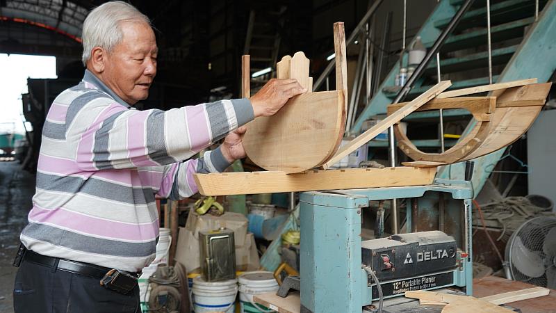 陳金龍製作王船情形（臺南市文化資產管理處提供）