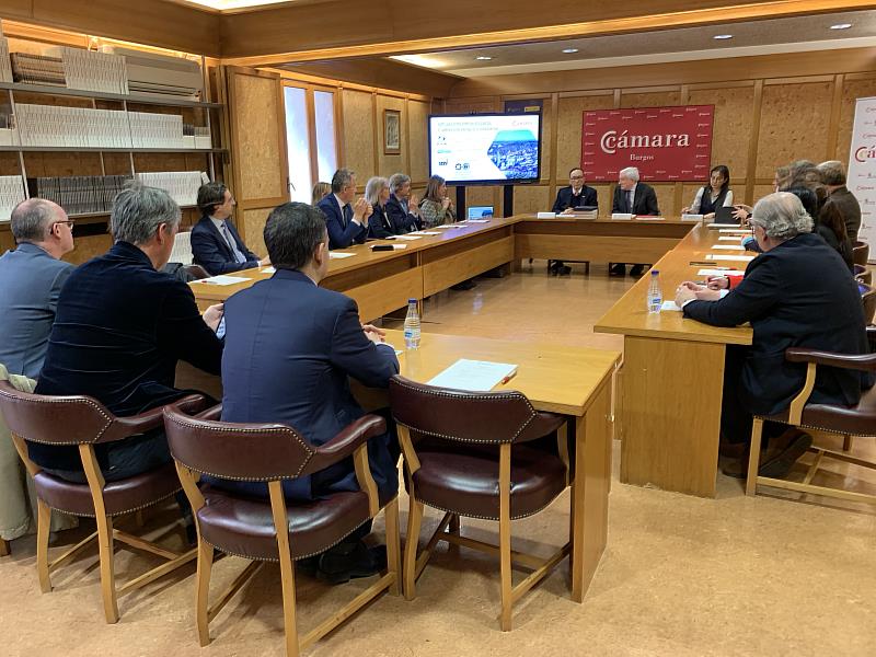 2.	劉大使於演講中與Burgos商會理事長Antonio Miguel Méndez等進行意見交流