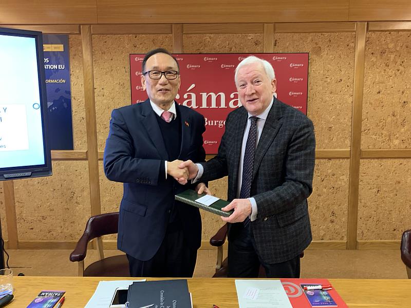 4.	劉大使於研討會後與理事長Antonio Miguel Méndez交換禮物