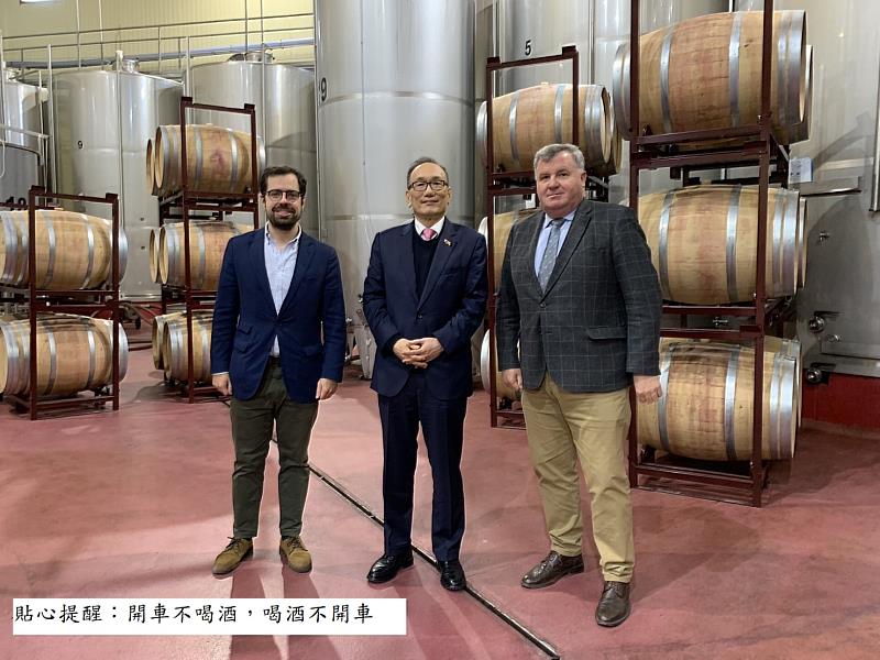 5.	劉大使(中)前往Pascual酒莊參訪。