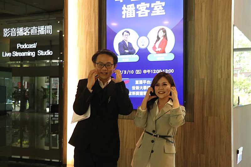 圖說：世新大學校友賴家瑩主播與經濟系主任簡文政於影音播客直播間前合影