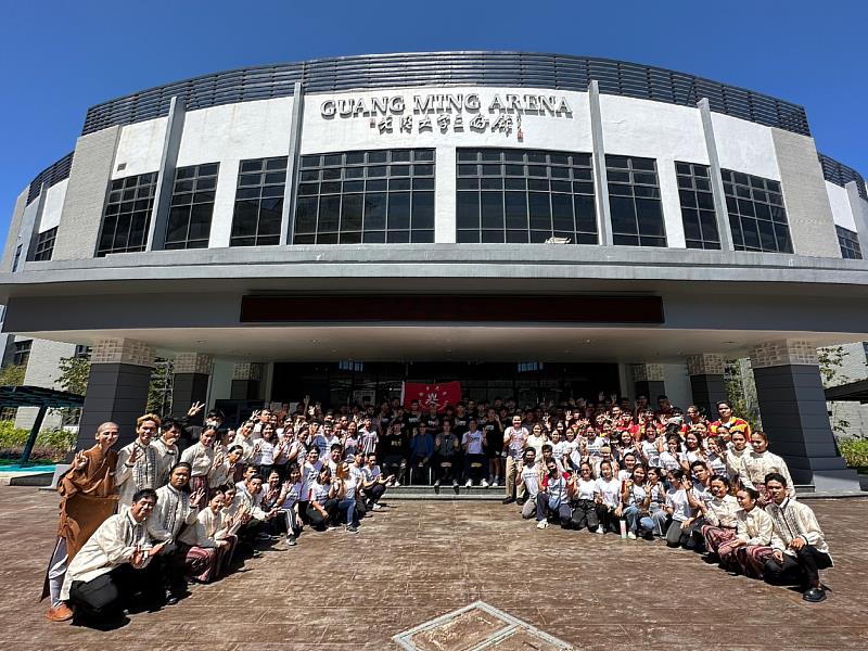 南華大學男籃隊至菲律賓移地訓練，在光明大學師生三好體育館前合影