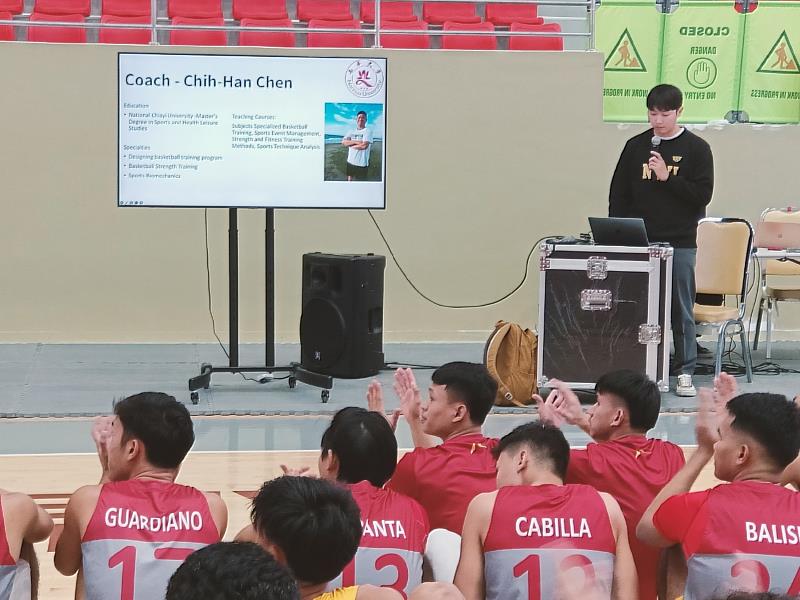 南華大學男籃隊至菲律賓光明大學移地訓練及交流，杜繼超老師進行英文簡報介紹運動學程。