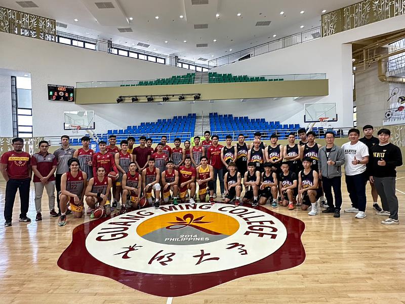 南華大學男籃移地訓練與菲律賓光明大學男籃隊進行友誼賽，於賽後合影。