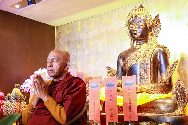 圖說2. 斯里蘭卡國師(Ven.Talagala Sumanaratana Thero)，慈悲開示居士們，佛菩薩希望我們當一個生活中沒有「惡習」的修行人。（靈鷲山佛教教團提供）