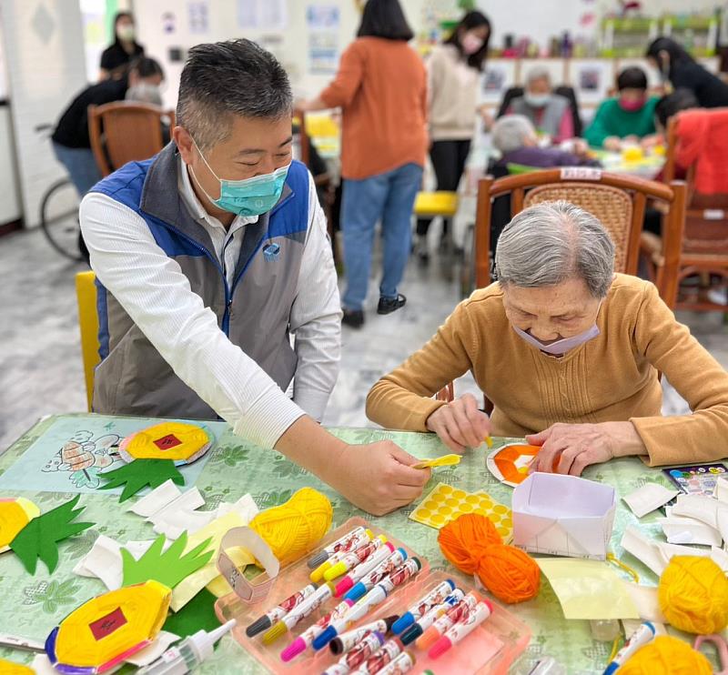 瑞助營造陶博威副總經理協助長輩DIY