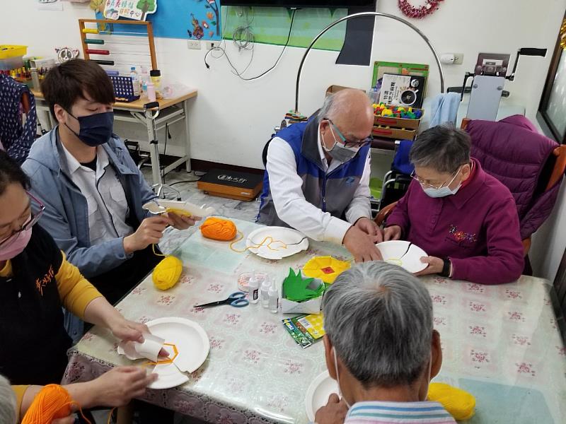 瑞助營造李其祥副總經理與長輩一起DIY