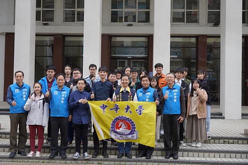 中華大學學生會與學生議會昨日參訪新竹市議會，包括新竹市議會秘書長沈敏欽（前排右2）和新竹市議員陳啟源（前排右3）等人都到場熱情接待。