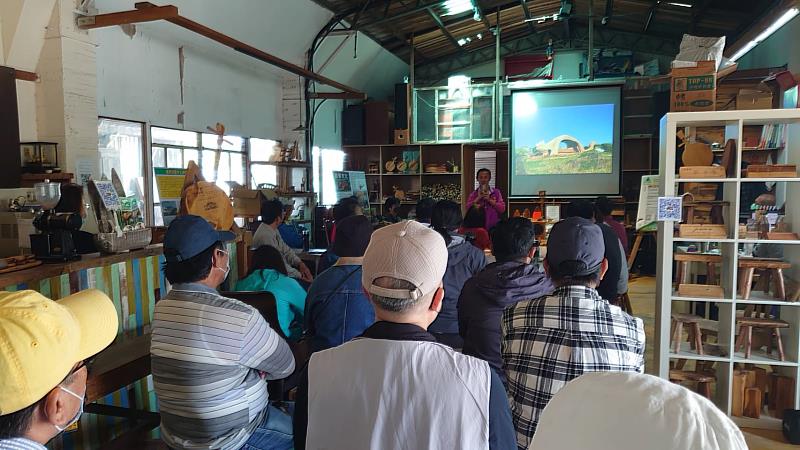 徳和社區楊宗勳老師說明銀合歡應用