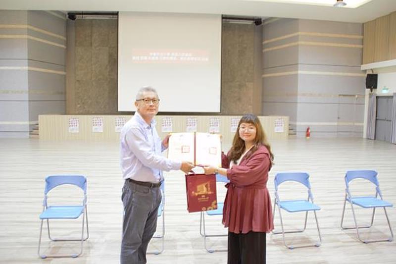 南臺科技大學通識教育中心主任薛清江(左)於通識大師講座特致贈聘書及紀念品予趙芸教學組長(右)。