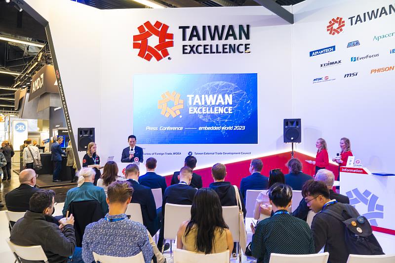 2. 我國駐法蘭克福辦事處經濟組洪敬庭組長於台灣精品發表會分享臺灣產業優勢。(貿協提供)