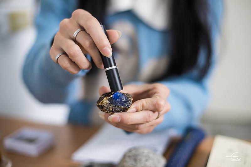 張英如老師的研究也有分析鑑定琥珀的來源(圖為藍珀原礦