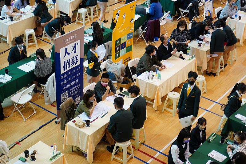 國立高雄餐旅大學「實習媒合暨甄選活動」超前部署進入校園,進行搶人大戰