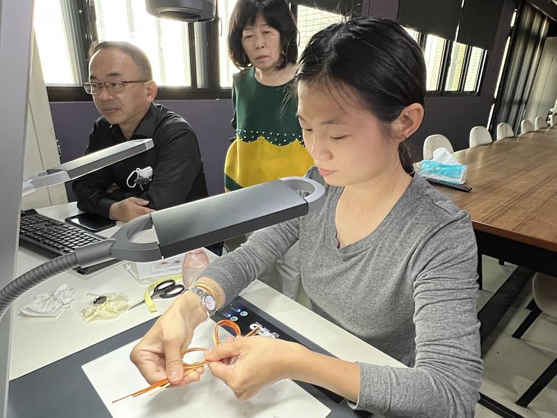 竹編老師蔡惠婷(右)傳授技藝，時尚學程洪慶助老師(左)同步翻譯執行線上課程