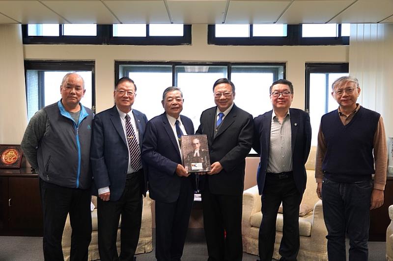 中華民國印刷商業同業公會全國聯合會理事長陳福珍（左1）、常務理事魏錦明（左2）和監事田晉泓（左3）為傳承印刷文化，特別贈送《台灣印刷史》一書給中華大學，由中華大學校長劉維琪（右1）、管理學院副院長徐子光（右2）與柯宇謙（右3）代表學校接受贈書。
