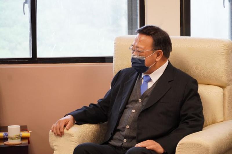 劉維琪感謝陳福珍的贈書，也敬佩他對印刷文化傳承的重視與努力。