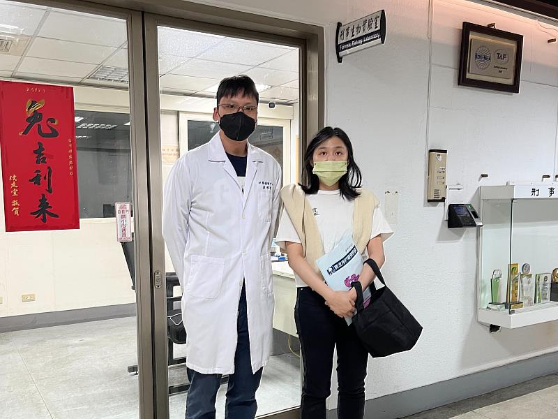 鑑識中心警務正 蘇愷安與家屬女兒。