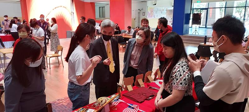 僑生聯誼會王紫馨會長向薛富盛校長及楊靜瑩學務長介紹攤位