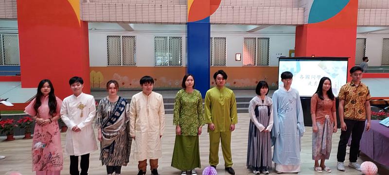 開幕式異國傳統服裝走秀