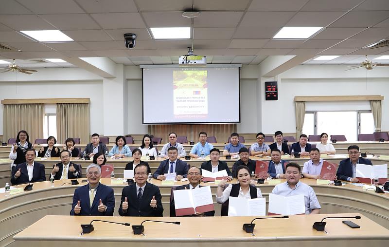 南華大學與蒙古國9省及全球領袖大學簽署合作備忘錄，促進文化交流與人才培育。