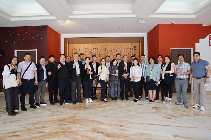 蒙古巴彥洪戈爾省公民代表大會主席Erdenee Enkhbat率蒙古國9個省的政府官員及蒙古全球領袖大學執行長一行20人蒞南華大學參訪，參觀「臺灣生命教育意象館」後合影。