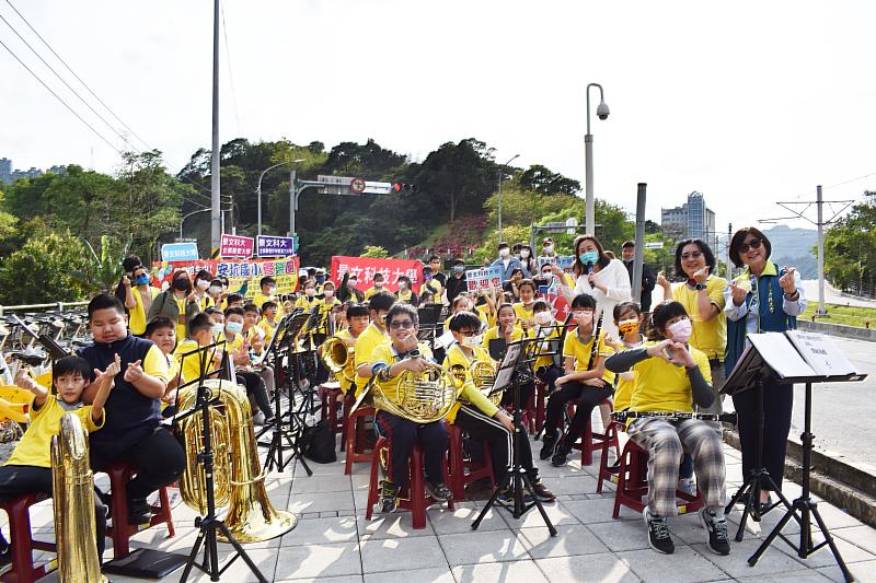 最後一場表演，由安坑國小的「管樂團」演奏8首經典管樂曲。