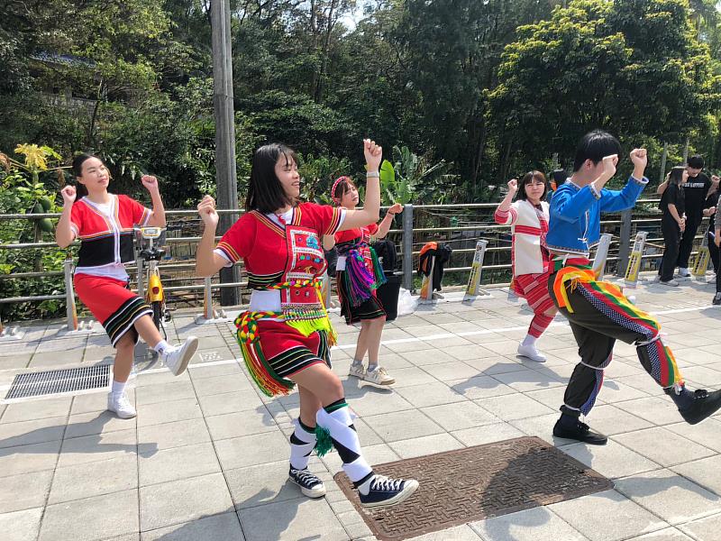 第二場由景文科大學生會、勁舞社、達魯岸社、旅遊系學會學生帶來活力四射的熱舞表演。