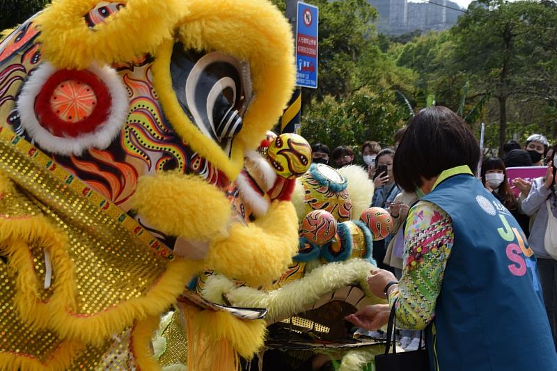 第一場由莊敬高職的「獅鼓隊」率先登場表演，景文科大于校長也到現場為辛苦表演的獅鼓隊獻上紅包。