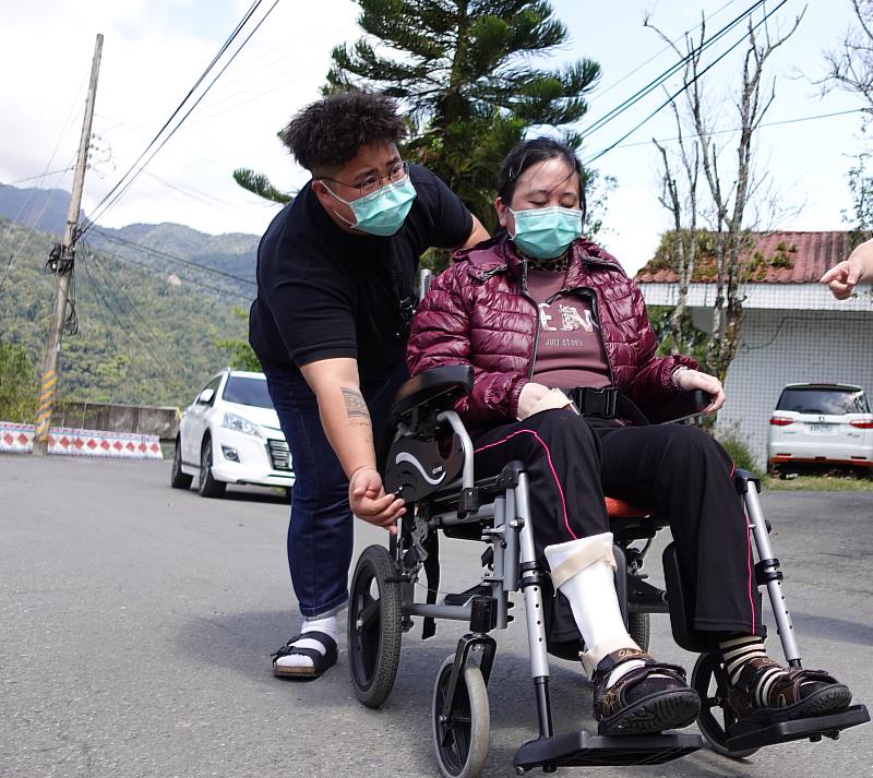 雅雯在伊甸社工協助下坐上清潔乾淨的輪椅，至戶外享受溫暖陽光。