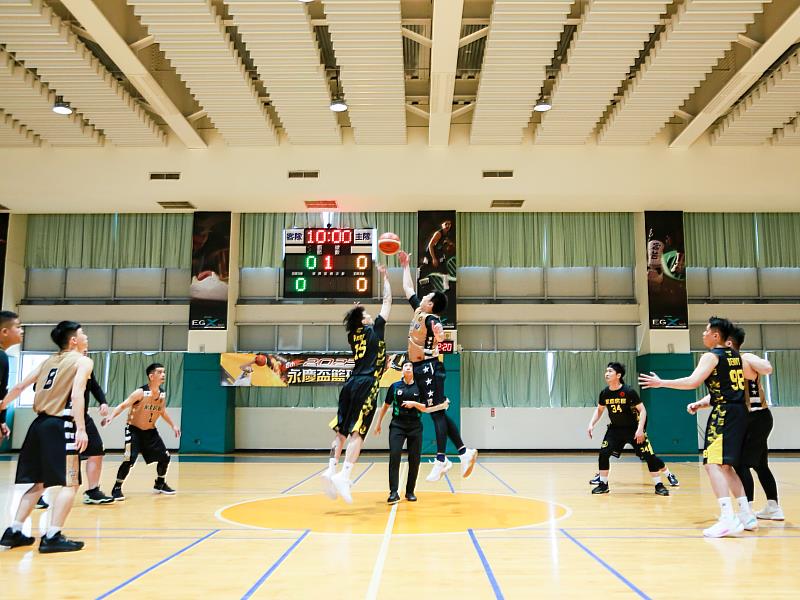 永慶房屋《第八屆永慶盃籃球賽》正熱鬧開打，吸引近400人、共21支隊伍參賽。