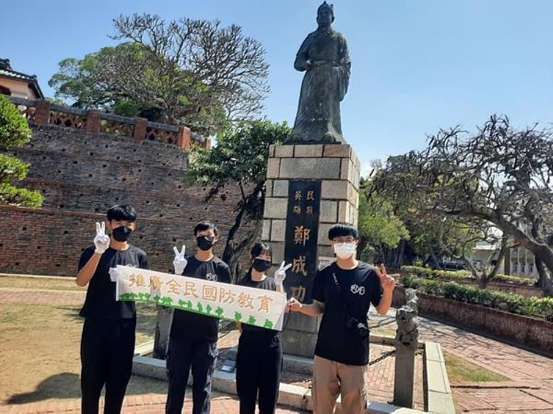 南臺科大軍訓室軍儀隊社團學生參觀古堡景點合影。