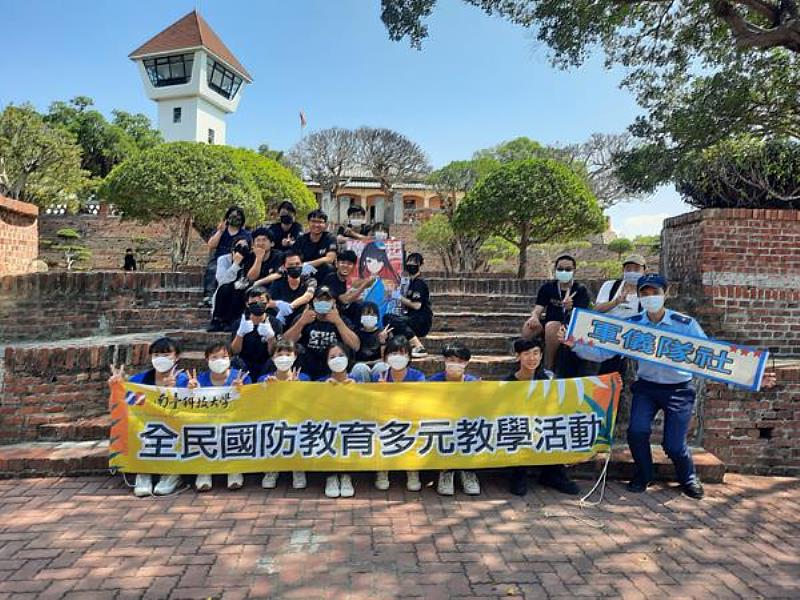 南臺科大軍訓室軍儀隊社團社員及教官大合影。