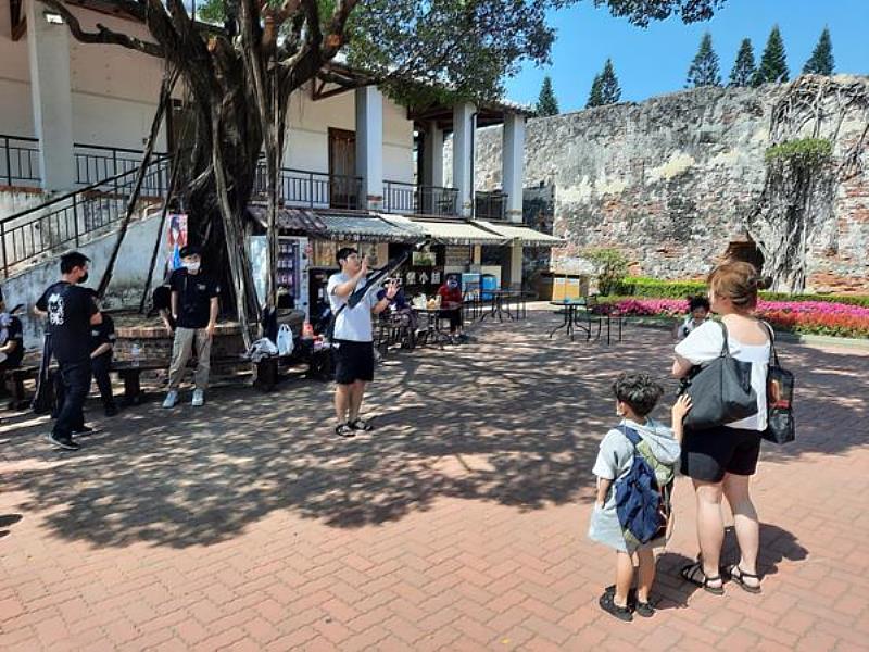 民眾於南臺科大軍儀隊社團「儀起榮耀」快閃表演暨全民國防教育推廣活動中體驗之情形。