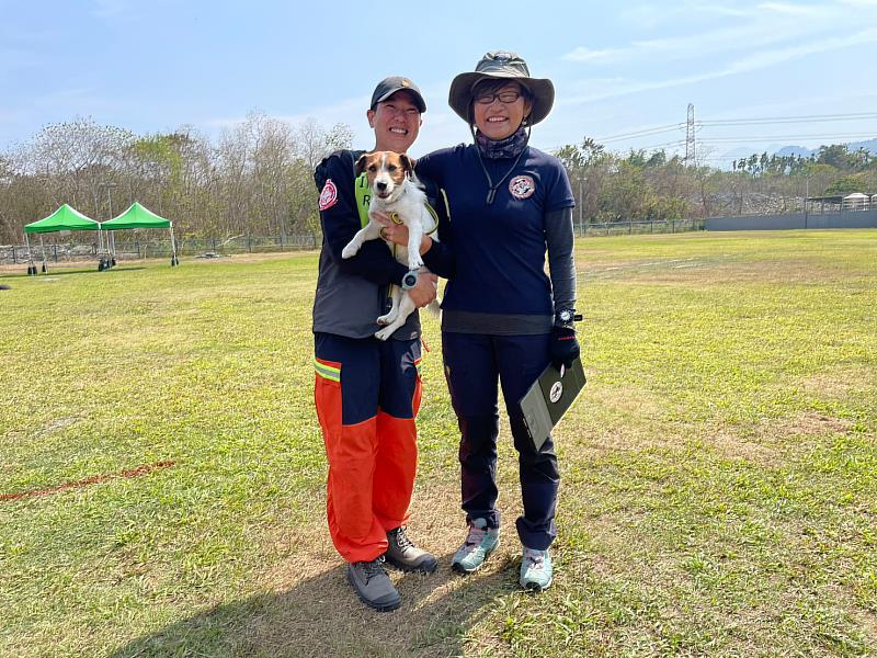 新北市特搜大隊曾天柔大隊長表示，搜救犬因具有機動性高、靈敏的嗅覺和搜索範圍廣的特性，在執行救援任務上能辨別出人類的氣味、賀爾蒙等生命徵象，是搜救隊伍最信任的夥伴