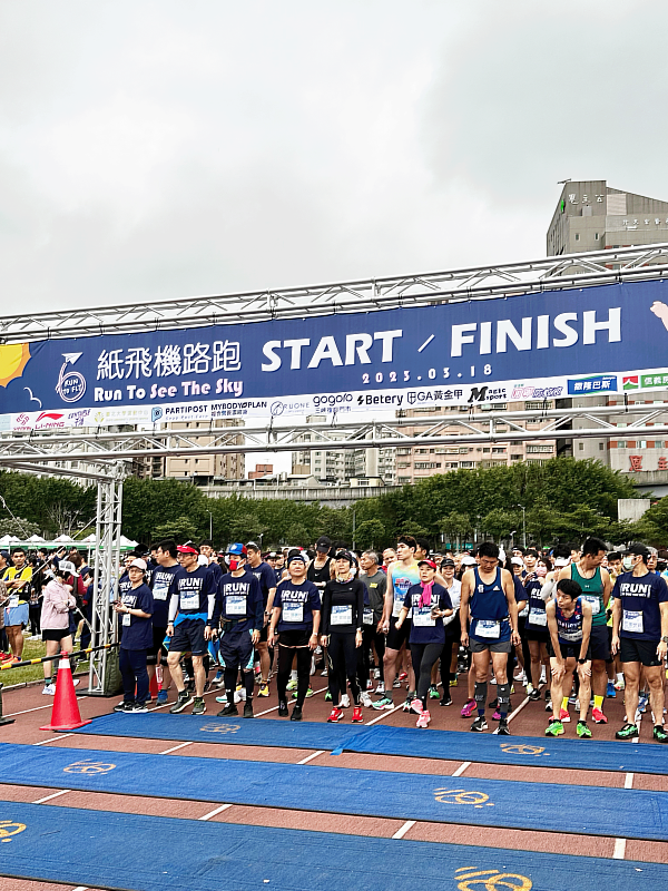 紙飛機路跑熱烈起跑