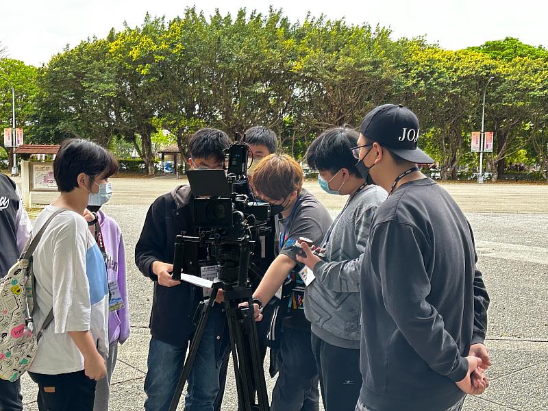 大學生當小老師一一解說。