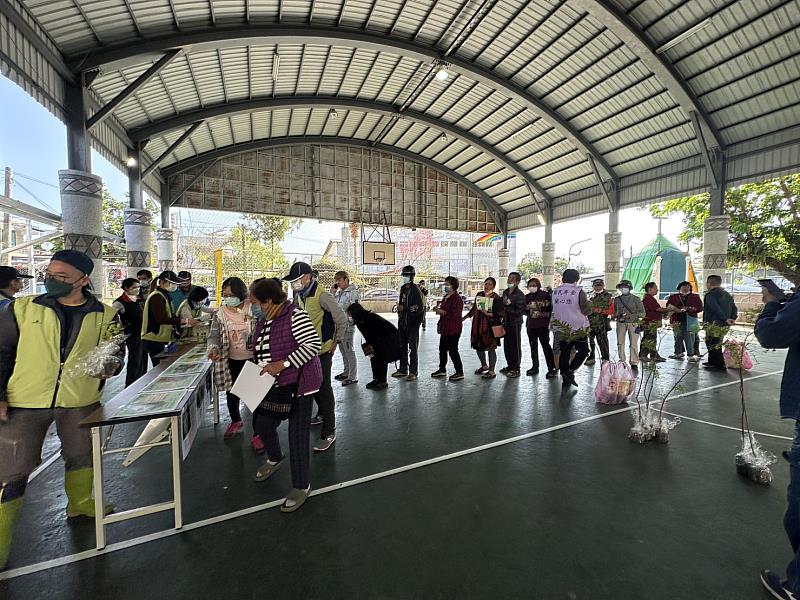 贈苗活動吸引眾多民眾參與，募得發票將全數捐贈給花蓮縣內社福團體。