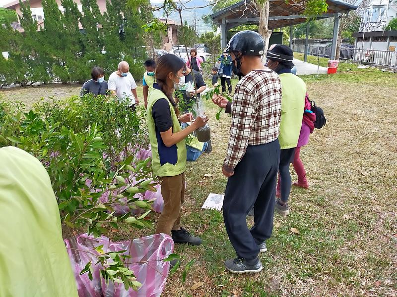 贈苗活動，工作人員細心解說種植方式，並宣導種植原生樹種的重要性。