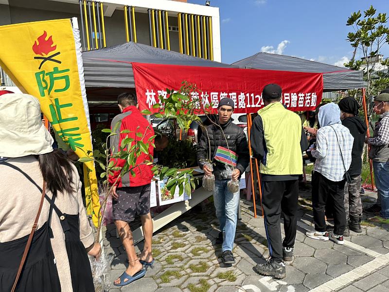 以3張發票兌領1株苗木，民眾參與踴躍。