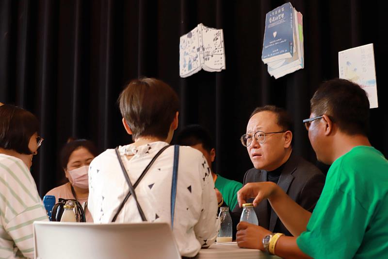 文化部長史哲(右2)與獨立書店業者座談，承諾疫後振興將以充足的資源，全力支持各縣市辦理具地方特色的「非典型書展」