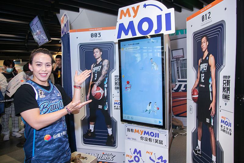 郭婞淳現身遊戲攤位「MyMoji元宇宙分身製造艙」，已擁有MyMoji數位分身的她，現場逗趣虛實同框歡迎民眾體驗。