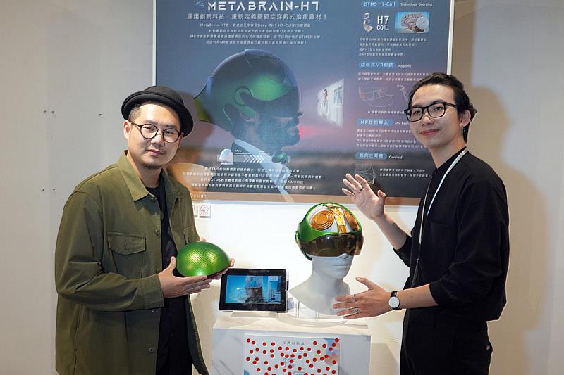 大葉大學工設系姜文中老師(左)指導姚承邑同學(右)設計憂鬱症的穿戴式治療器材