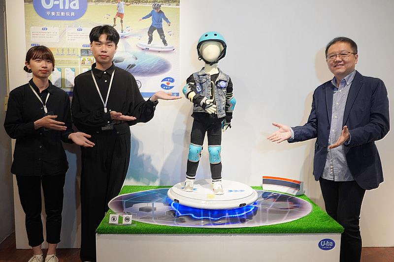 大葉大學工設系劉懿元老師(右)指導黃元志(中)與何宇婷(左)為過動症設計遊具