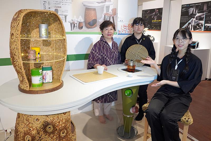 大葉大學工設系吳婉宜老師(左)指導陳宣儒(中)與李姿芸(右)設計新形態桌椅組