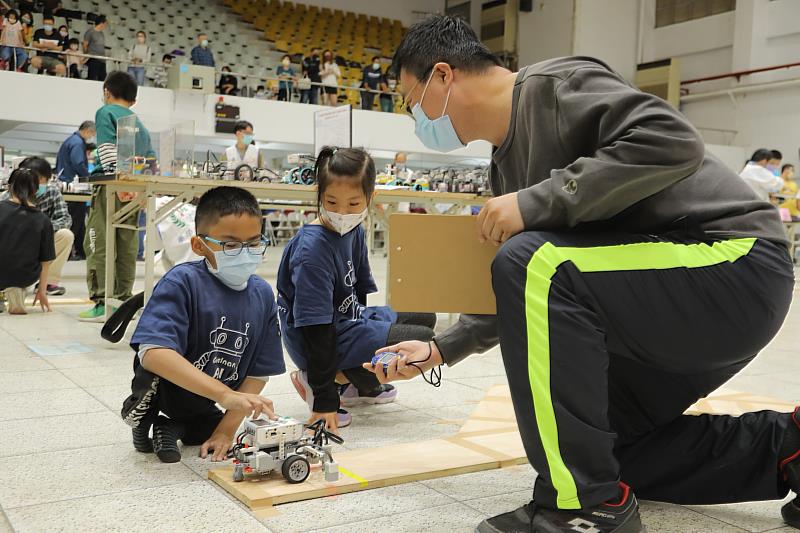 歸南國小潘聖捷與同學組隊參加嘉藥與衛生局主辦智慧機器人比賽