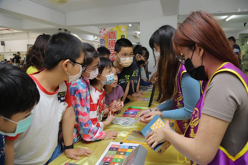 嘉藥紫錐花反毒社團用桌遊方式教導小孩反毒知識