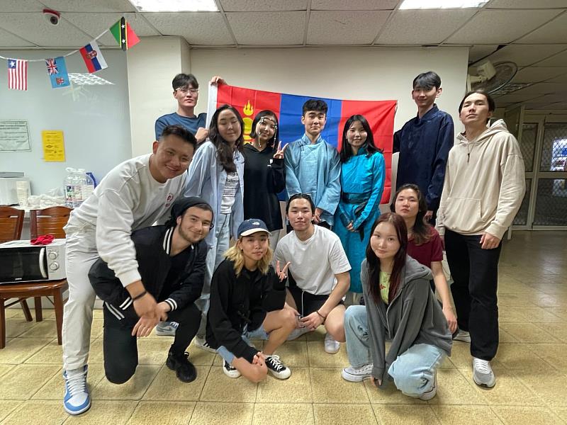 蒙古表演同學合照。