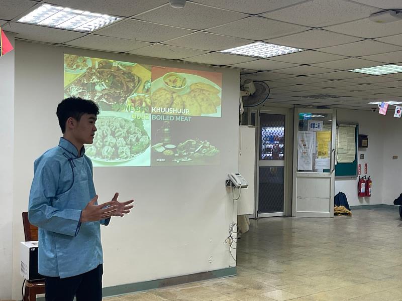 蒙古同學分享當地美食文化。