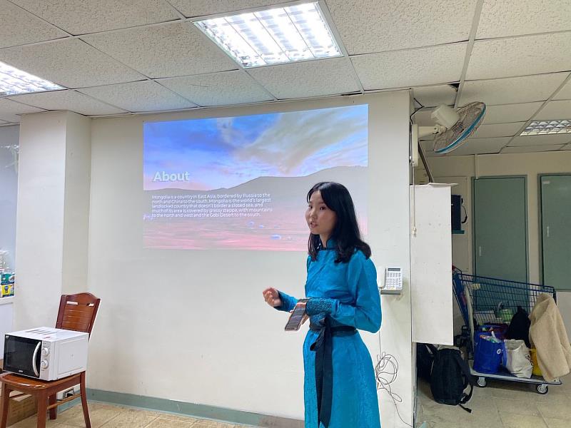 蒙古同學分享當地文化與特色。